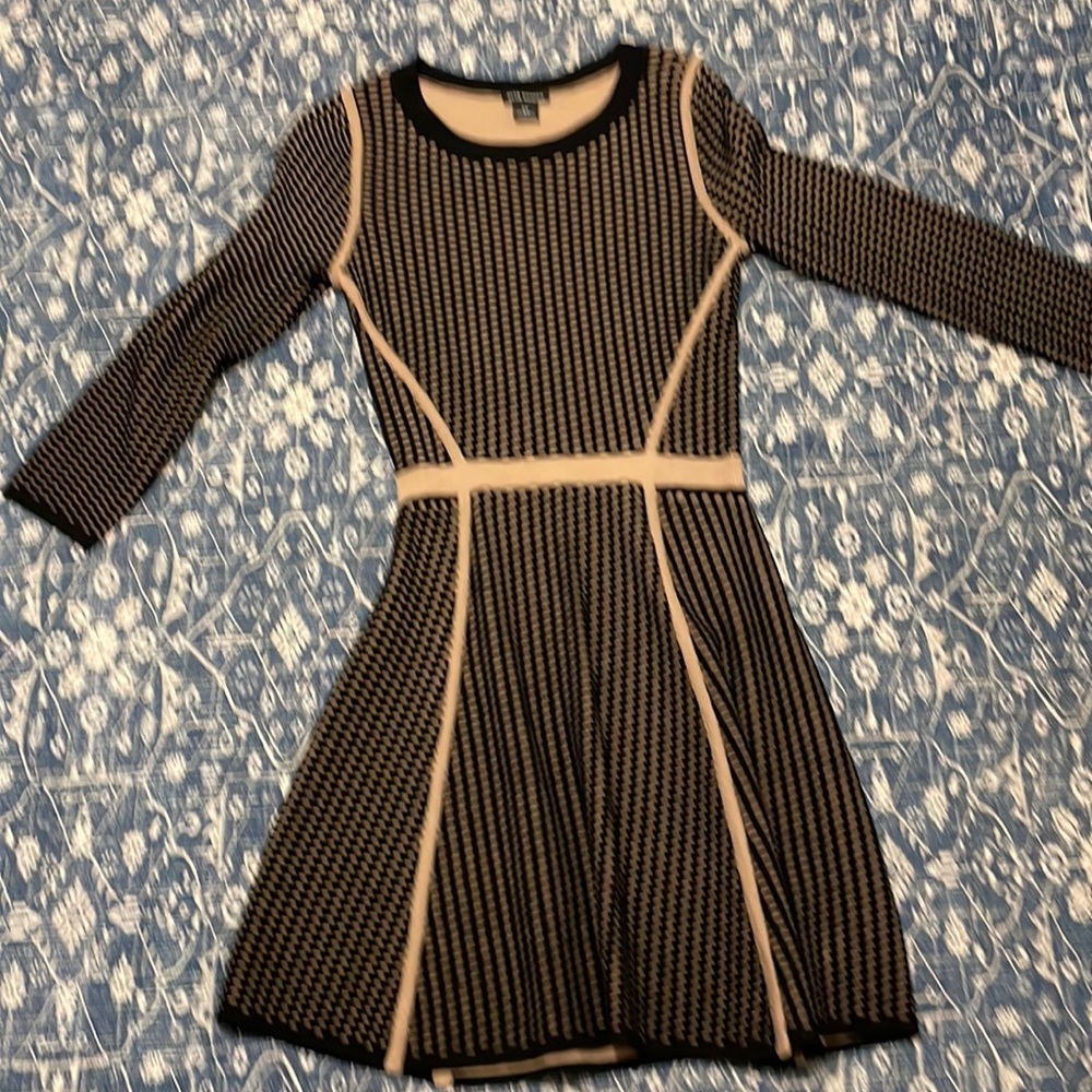Flattering Club Monaco black/tan dress